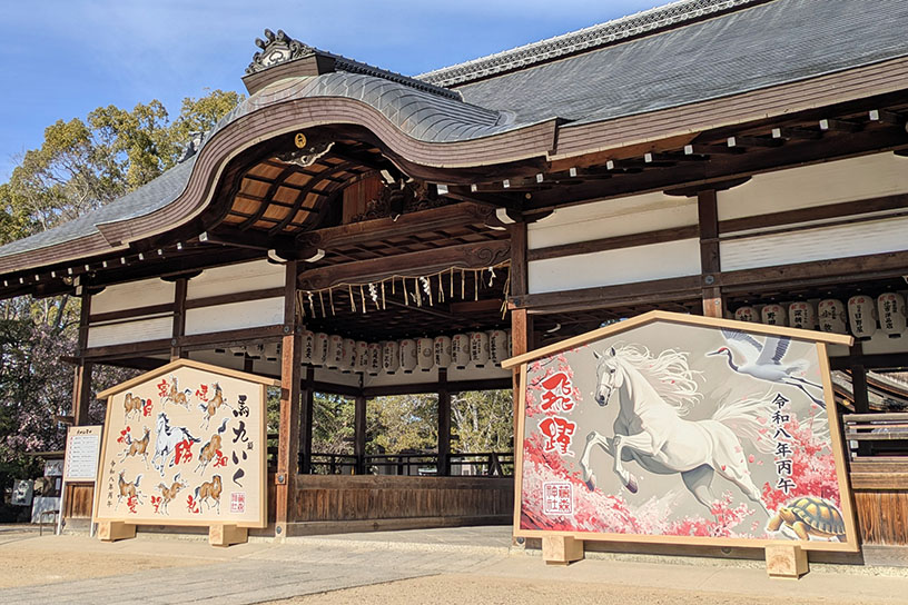 拝殿前に2つの大絵馬が登場！