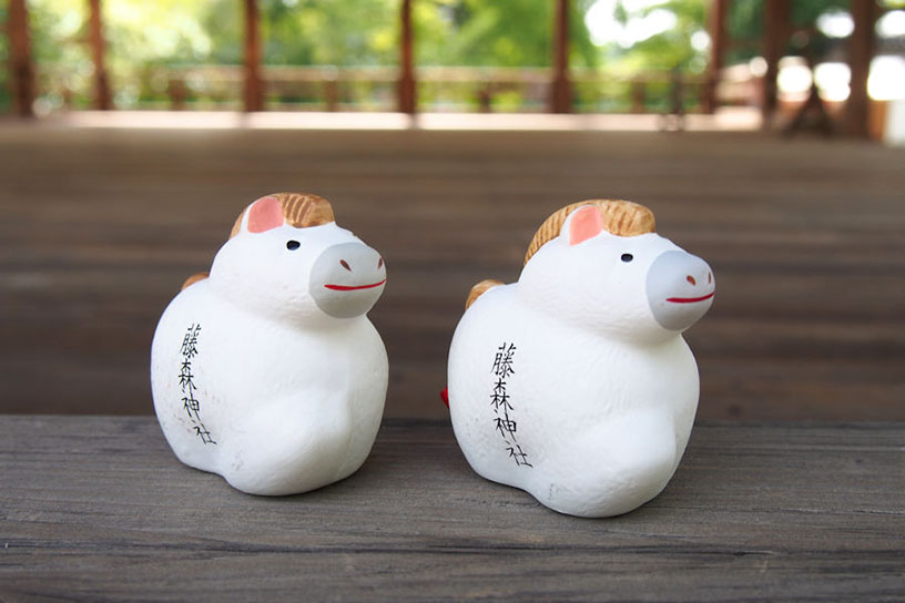 一年を通して人気の「馬のおみくじ」（各500円）。午年はおめでたい金色バージョン（700円）が登場予定