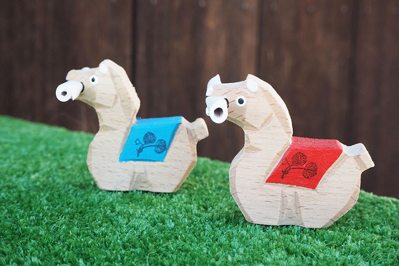 馬みくじ（各500円）など、馬をモチーフにした授与品が豊富