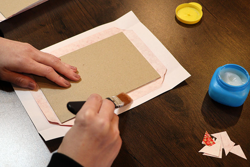 刷毛で糊をたっぷり付けていきます