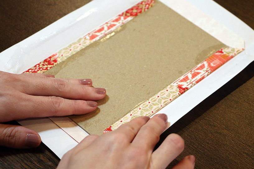 糊付けしたら、内側へ折ります
