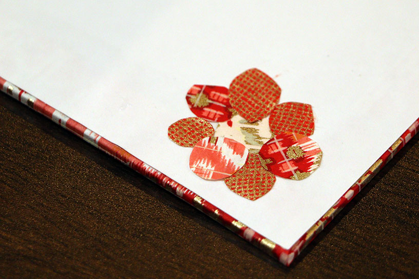 友禅和紙の余りは、裏表紙の内側のワンポイントに