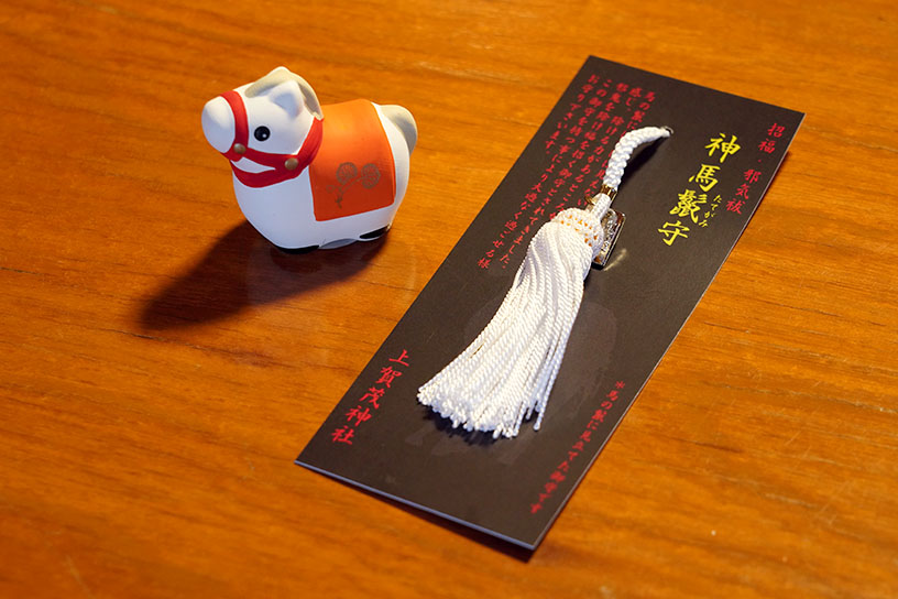 左：神馬みくじ（500円）、右：神馬鬣守（800円）