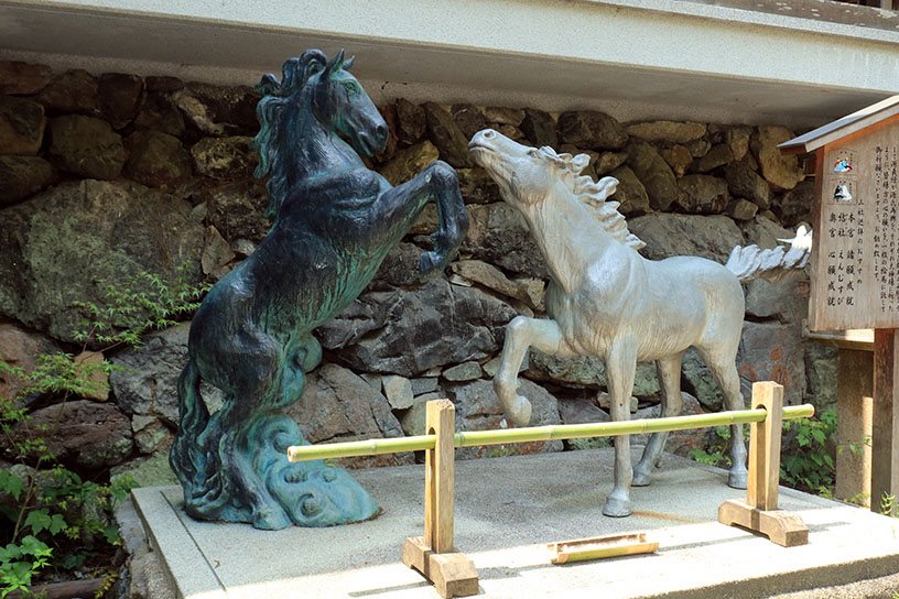 本殿横にある馬の像