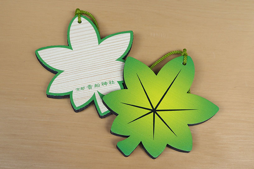 新緑の時季は緑、紅葉の時季は赤に変わります