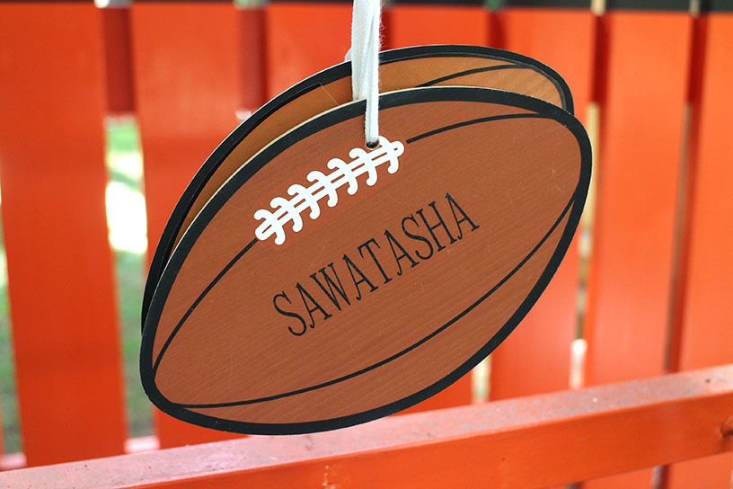 雑太社「ラグビーボール絵馬」