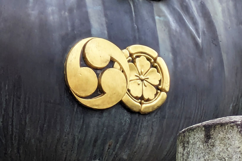 午年を迎えるにあたり箔押しが施され、社紋が美しくなりました！