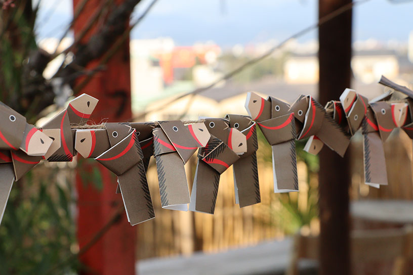 ずらりと結ばれた、うまのおみくじ（各100円）