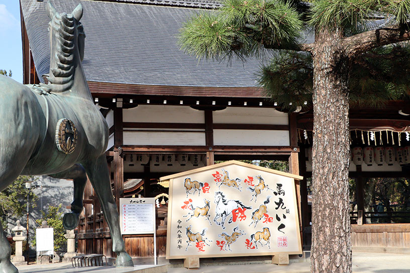 神馬像と大絵馬