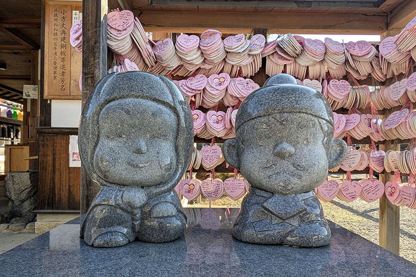 お寺の公式キャラクター「ねね様」と「秀吉公」の像