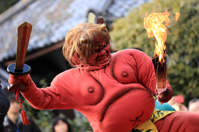 松明と宝剣を携えた赤鬼