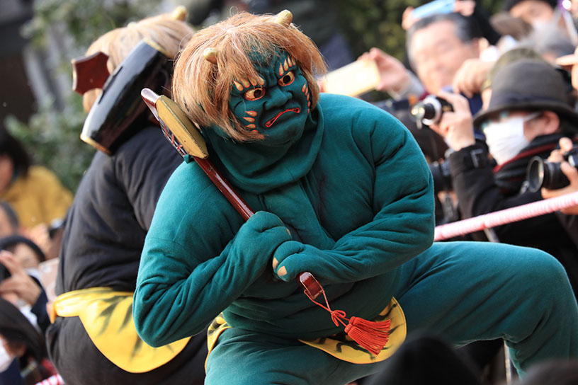 青鬼は大斧、黒鬼は大槌を持っています