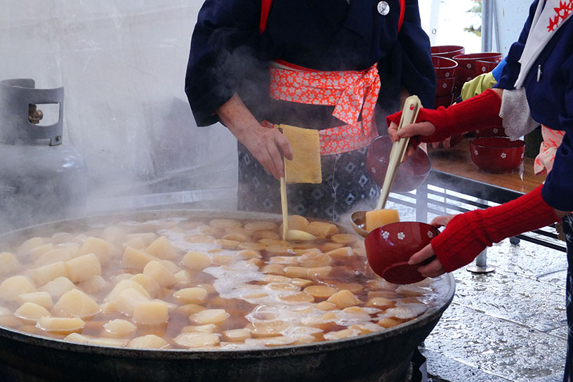 大原女姿の女性が大根を振る舞います
