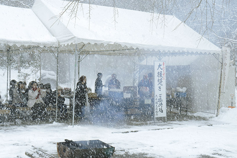 大根焚を行う不動堂前広場の様子