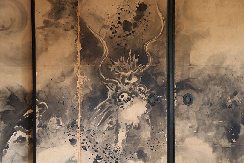 屏風を襖絵に仕立て直されたため、随所に縦の線が残ります