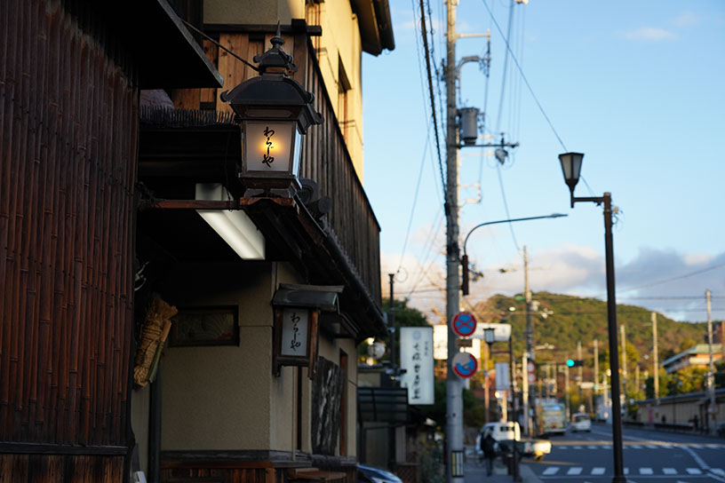 お店は七条通に面しています。写真右奥に三十三間堂の塀が見えます
