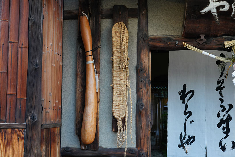 わらじと、秀吉が馬印に用いた瓢箪が店頭に飾られています