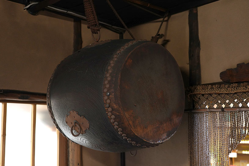 玄関に吊るされている太鼓も旅籠で使われていたそう