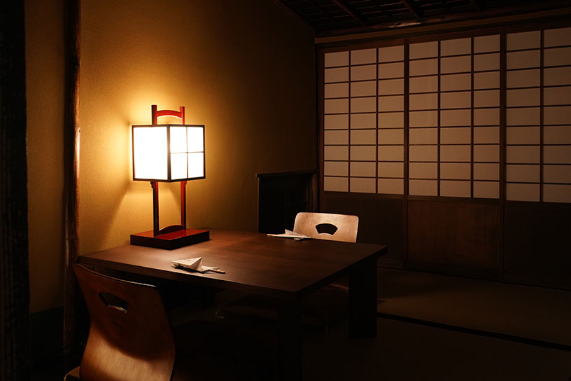 茶室「一炉庵」。行燈の灯りが印象的