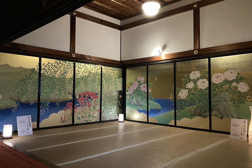 左側『秋の草花図』、右側『春の草花図』