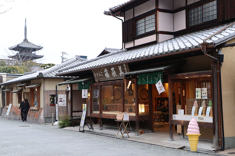 外観。ねねの道沿いにお店があります