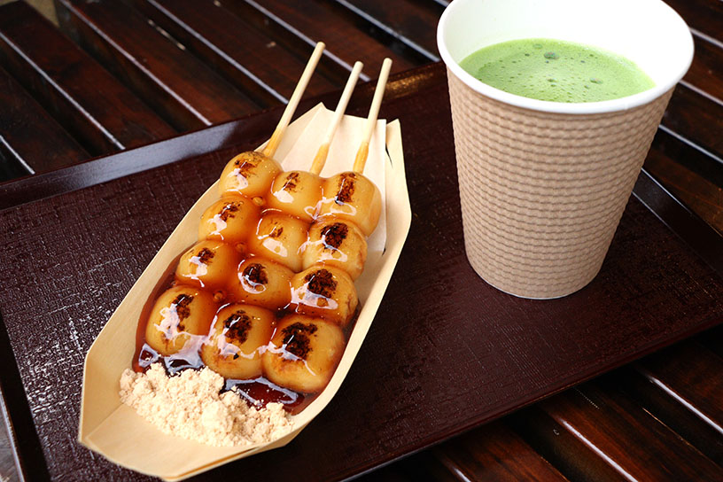 みたらしセット 700円。抹茶はホットまたはアイスを選べます