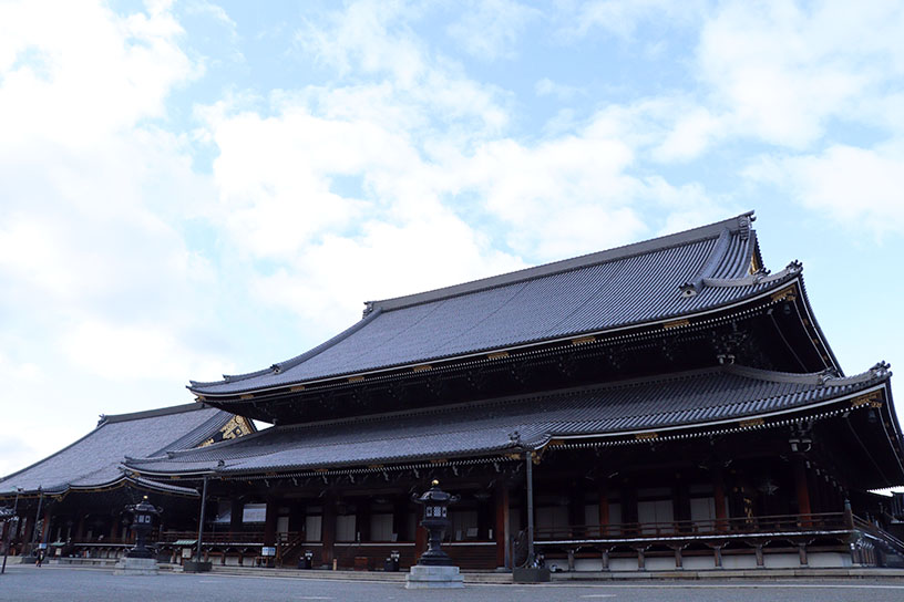 御影堂（重文）。写真左奥は阿弥陀堂（重文）