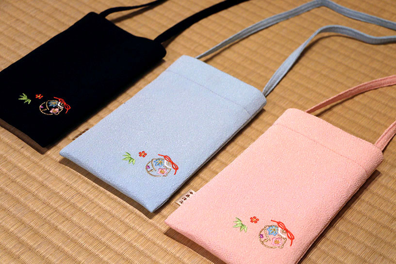 ちりめん刺繍スマホポシェット 雲錦鈴 各5,830円