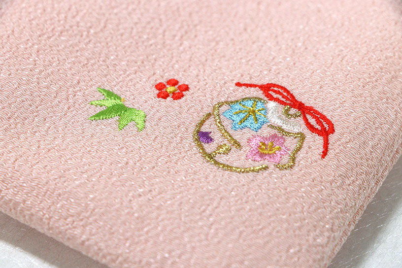 四季の花があしらわれた刺繍