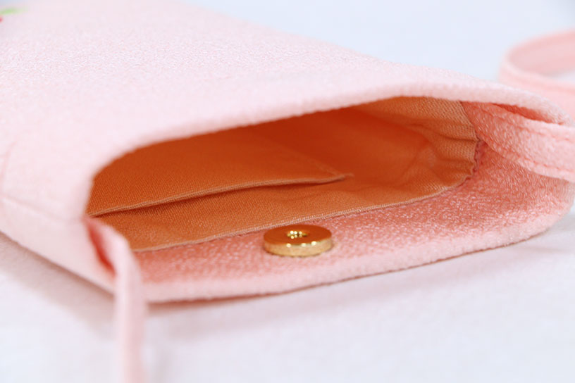 中に小さなポケット付き