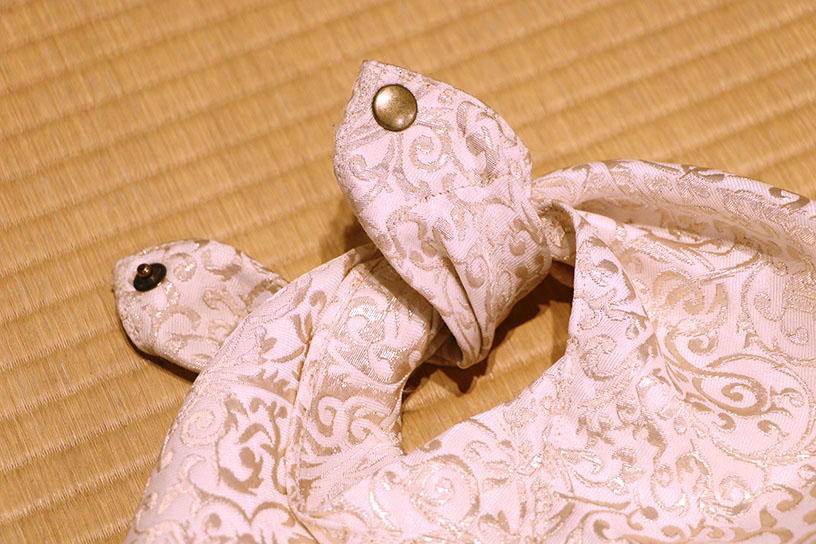 結んでからボタンを留めて、しっかり固定