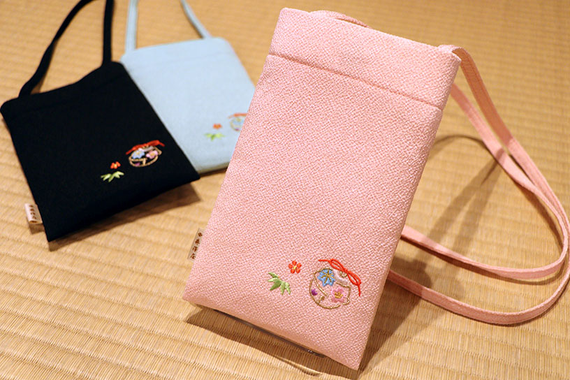 井澤屋「ちりめん刺繍スマホポシェット 雲錦鈴」