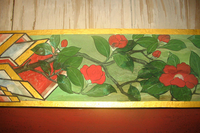 本殿 内陣長押に描かれる椿