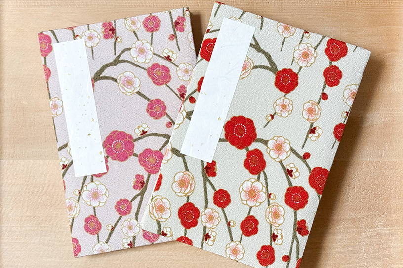 しだれ梅の御朱印帳 各2,200円