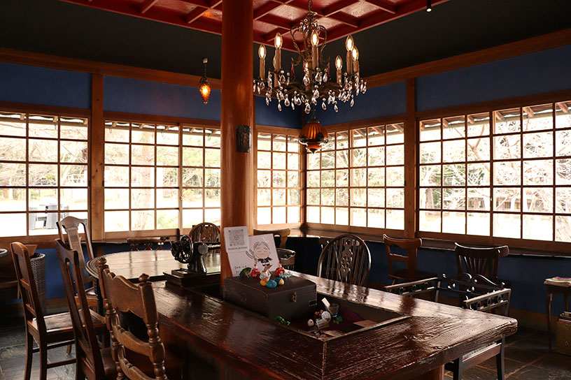 外観の和の雰囲気とは異なる、モダンな店内