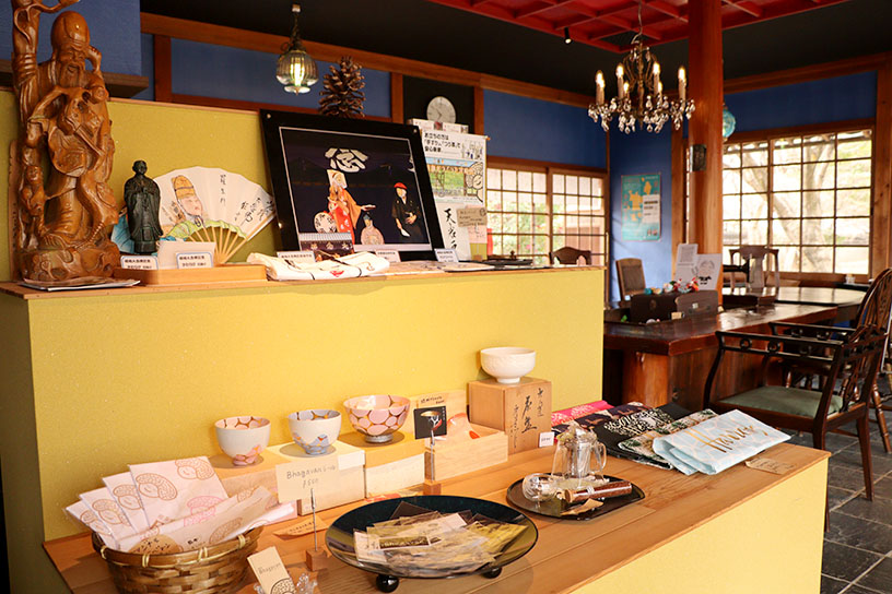 入口に物販スペースがあります