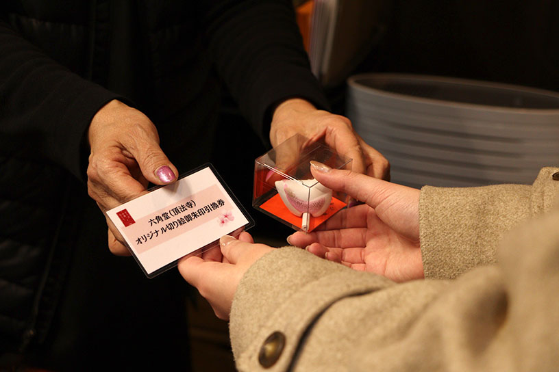 お寺の方の確認のもと「使用する」をタップしたら御朱印引換券と「鳩みくじ」をいただけます