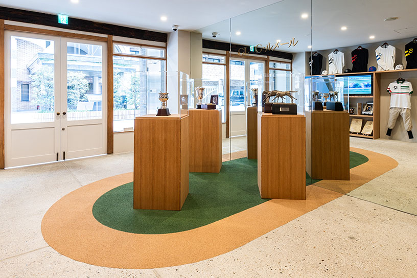 鏡を巧みに利用して、パドックの円周を表現しています