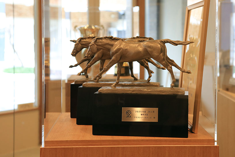「騎手大賞」のトロフィー