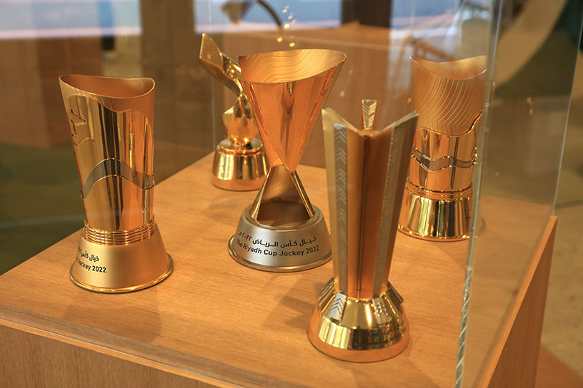 取材時はサウジアラビアで獲得したトロフィーが飾られていました