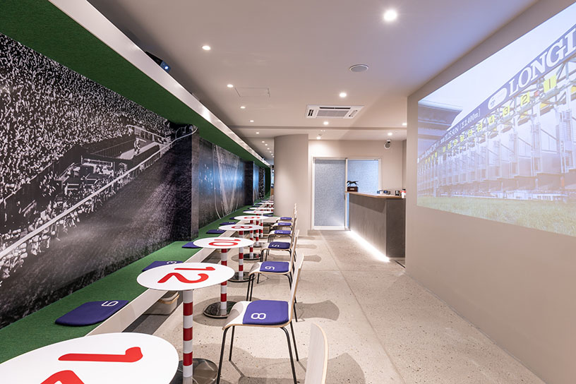 レーストラックカフェ。こちらも鏡を使い、奥行きを演出しています