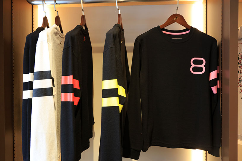 勝負服に着想を得た長袖Tシャツ 各13,970円