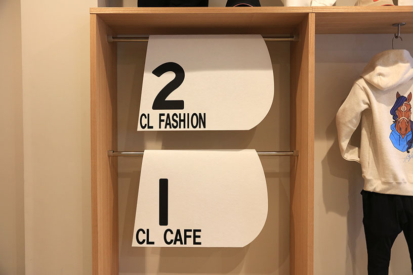 1階がカフェ、2階はファッションと書かれた特注のゼッケン