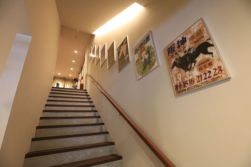 階段には昭和レトロな競馬ポスターが飾られています