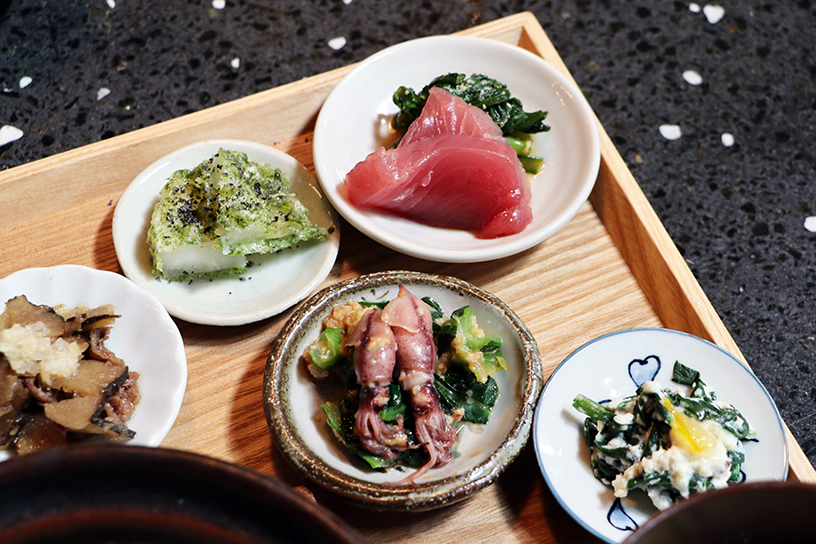 野菜の小鉢。どれから食べようか… 目移りしますね♪