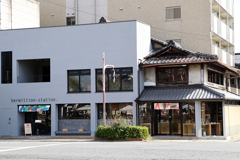 外観。左側がカフェ、右側がショップの入口です