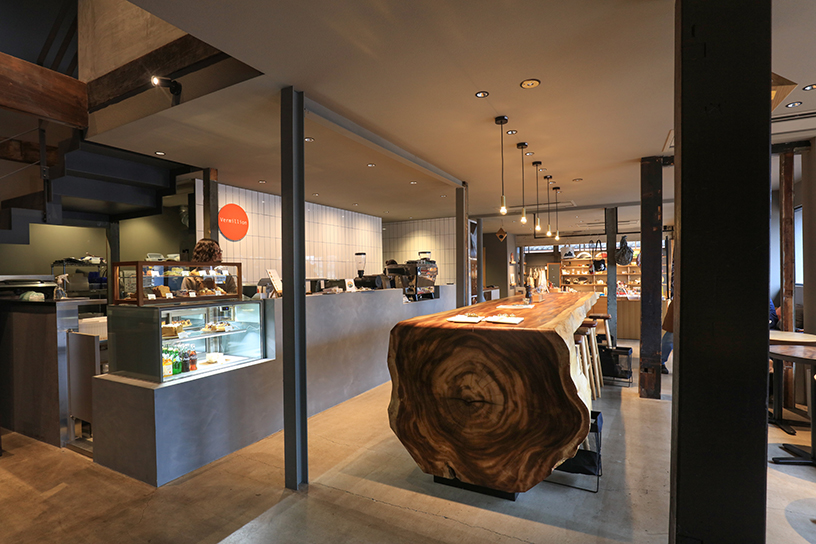 丸太の断面が脚になったテーブル