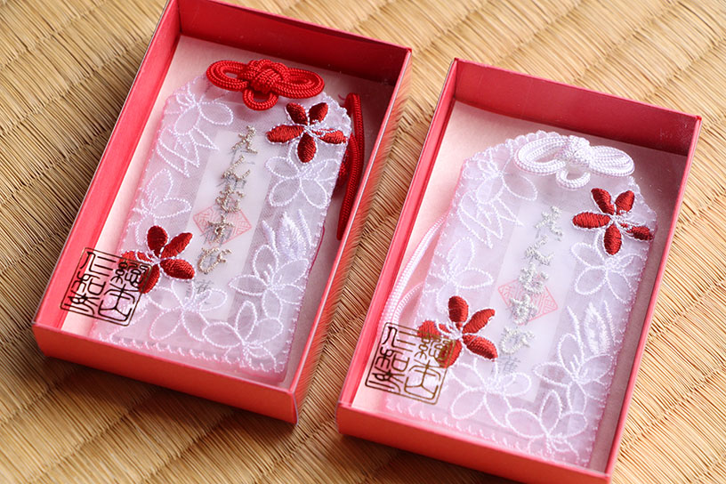 紅い糸のえんむすび守り 各1,500円。御所庭園玄関売店で拝受できます