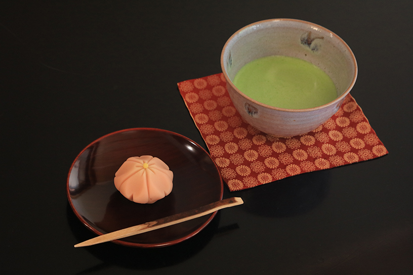 生菓子の実演 お抹茶セット 1,760円 （お煎茶セットは1,650円）<br/>
※写真はイメージです。生菓子は季節によってことなります