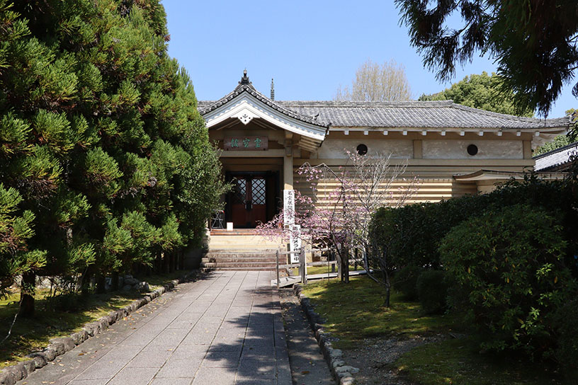 霊宝館の建物は国の登録有形文化財に登録されています